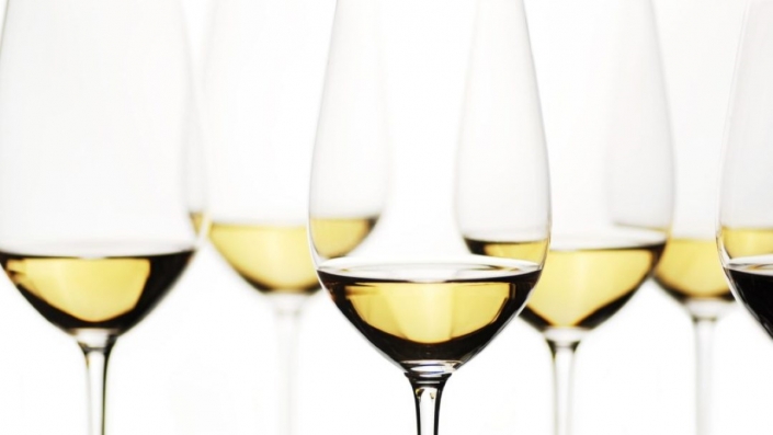 Glasses with white wine
